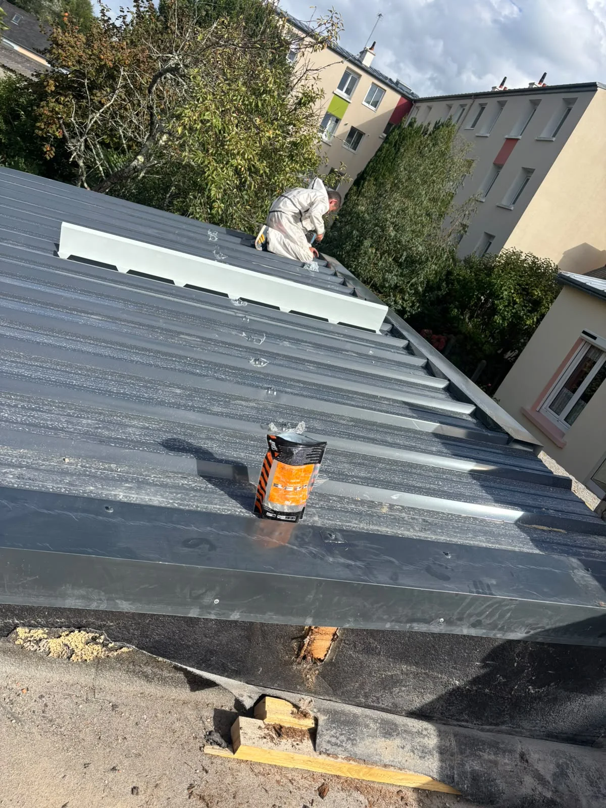 Travaux en cours sur une couverture métallique