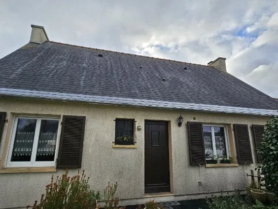 Vue d’une couverture en ardoise sur une maison