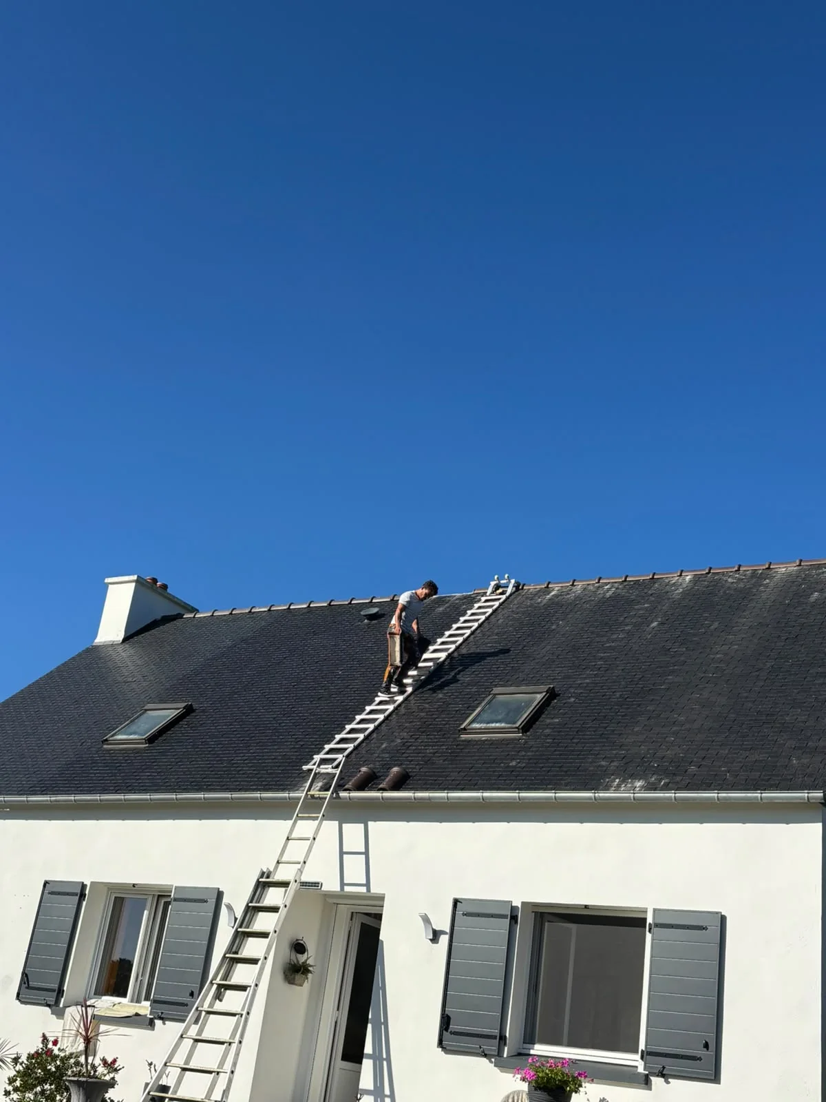 Chantier sur une toiture en ardoise